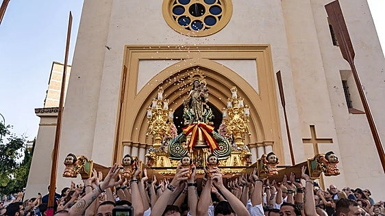 La iglesia de San Patricio acoge este domingo la presentación del cartel del Rosario de las Glorias 2026