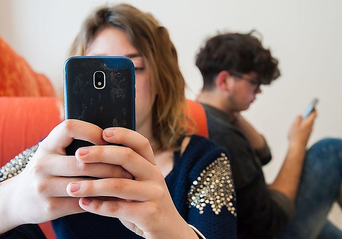 Uno de cada cuatro mensajes al chat del Teléfono de la Esperanza en Málaga lo envía un menor