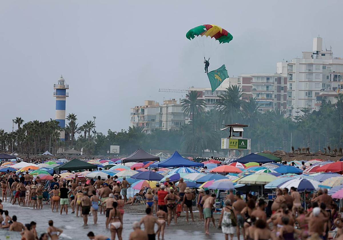 Comienza el Festival Aéreo de Torre del Mar con miles de personas abarrotando las playas