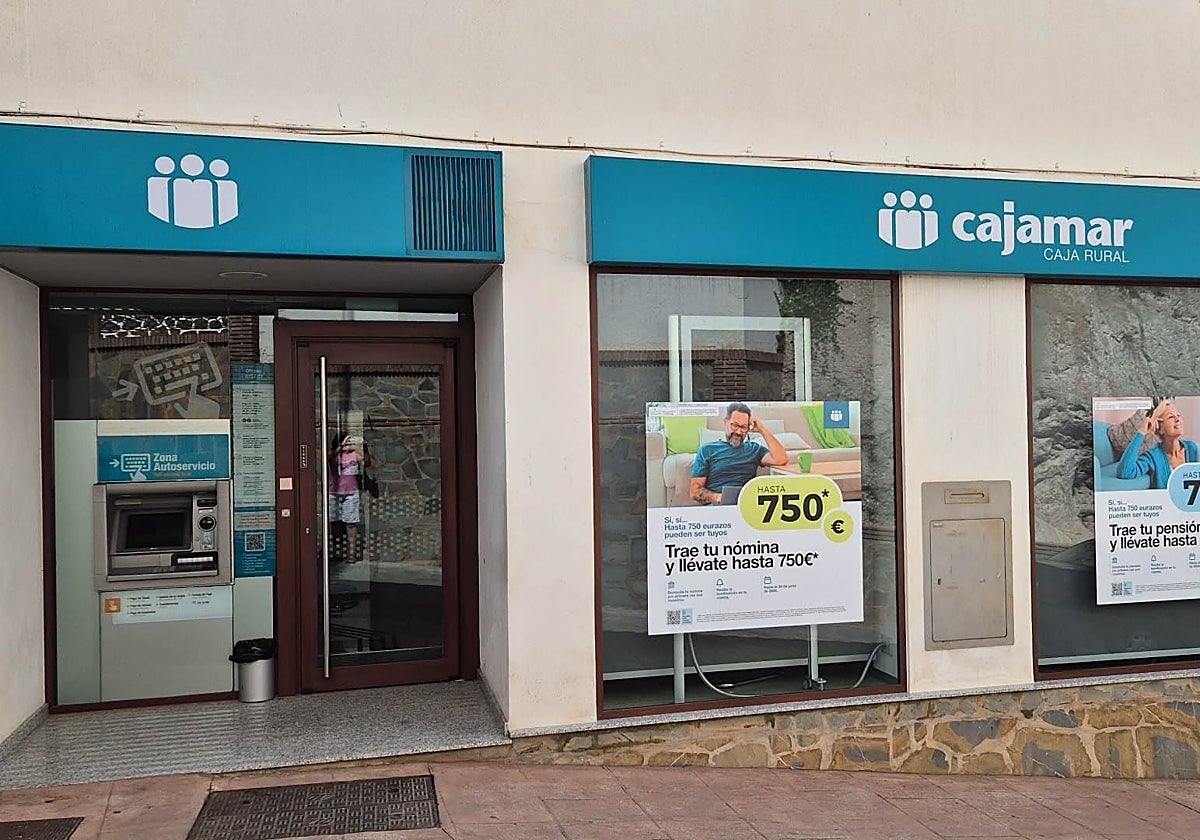 Comares amplía su servicio bancario para combatir la exclusión financiera en el pueblo