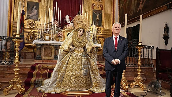 Jiménez Guerrero recibe el escudo de oro de la Agrupación de Cofradías: «Esta distinción pone en valor el trabajo de los historiadores»