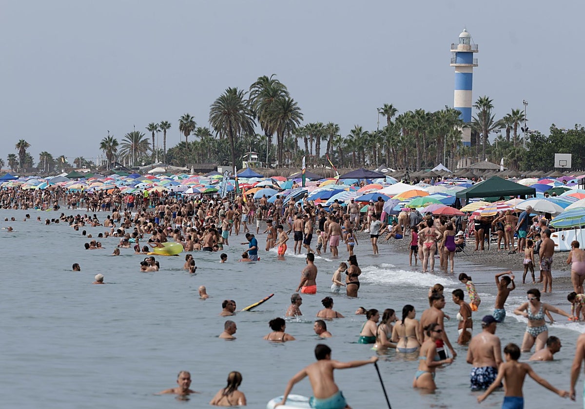 Las mínimas nocturnas ya no bajan de los 20 grados en verano en Málaga