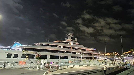 El rey de las ferreterías de Estados Unidos amarra su megayate en el puerto de Málaga