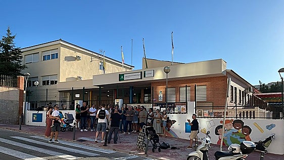 Concentración en La Cala del Moral para exigir recursos para el alumnado con necesidades especiales