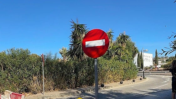 Enfado monumental en Marbella por el cierre definitivo y «sin previo aviso» de un acceso a la A-7