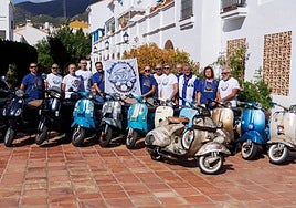 Algunos de los miembros del Vespa Club Málaga.