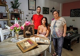 Paqui Gento, junto a dos de sus tres hijos Sara y David, muestra fotos de su madre.