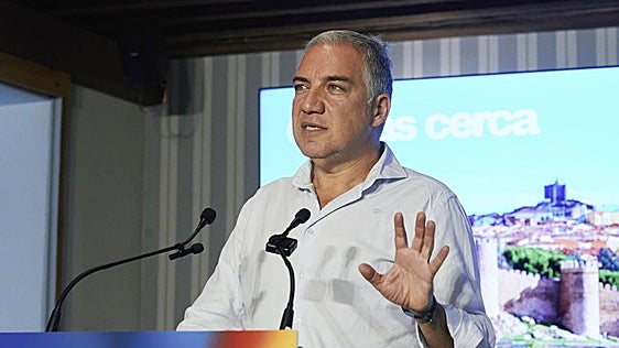 Bendodo acusa a Óscar Puente del atasco «perpetuo» en la A-7, el retroceso de la alta velocidad y la saturación del Cercanías