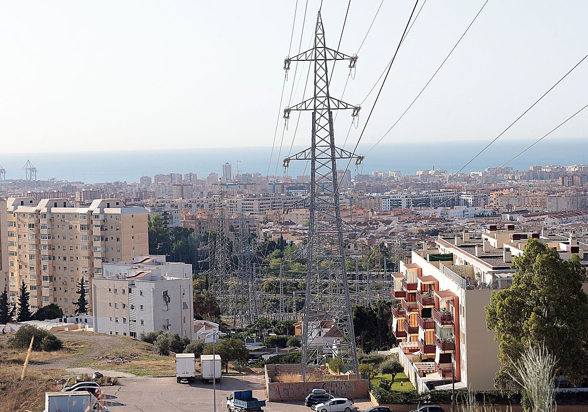 Una obra daña un cable de alta tensión y deja sin luz a media ciudad de Málaga