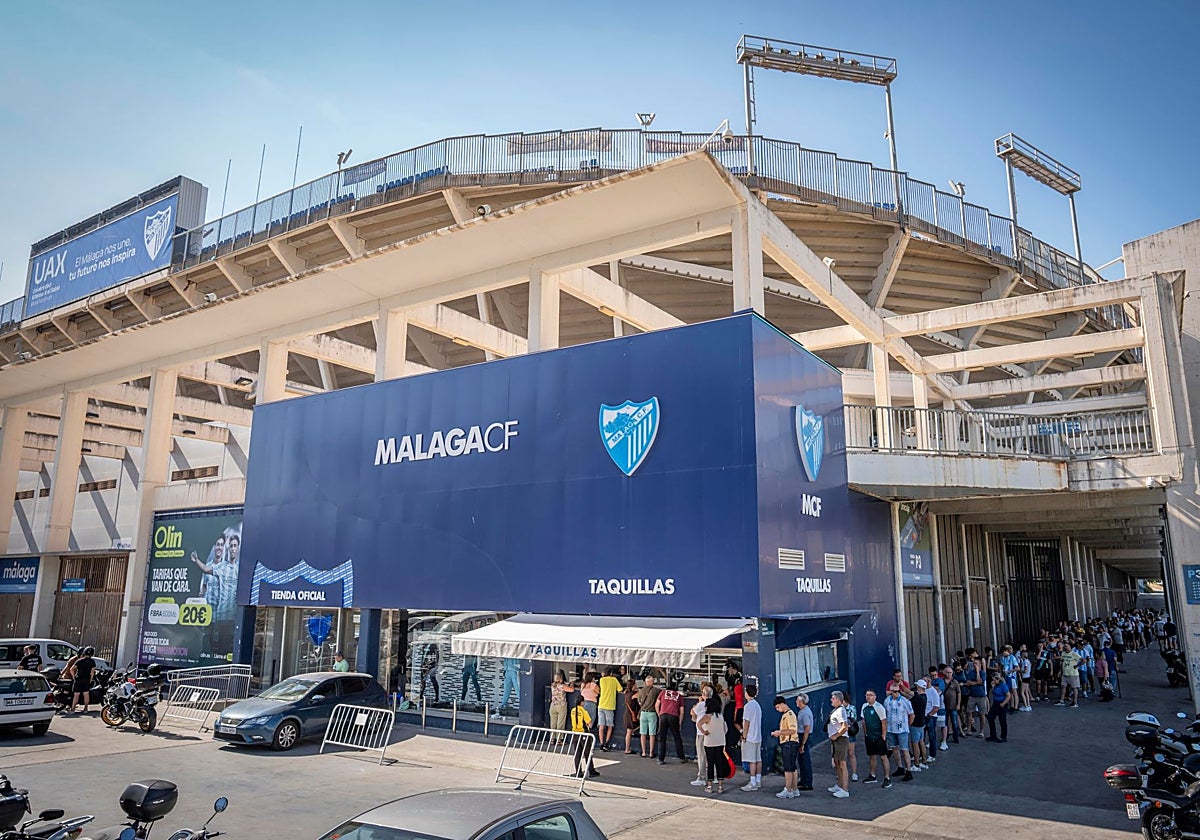 Colas en las taquillas de La Rosaleda, en la venta de entradas para los 'play-off' de ascenso.