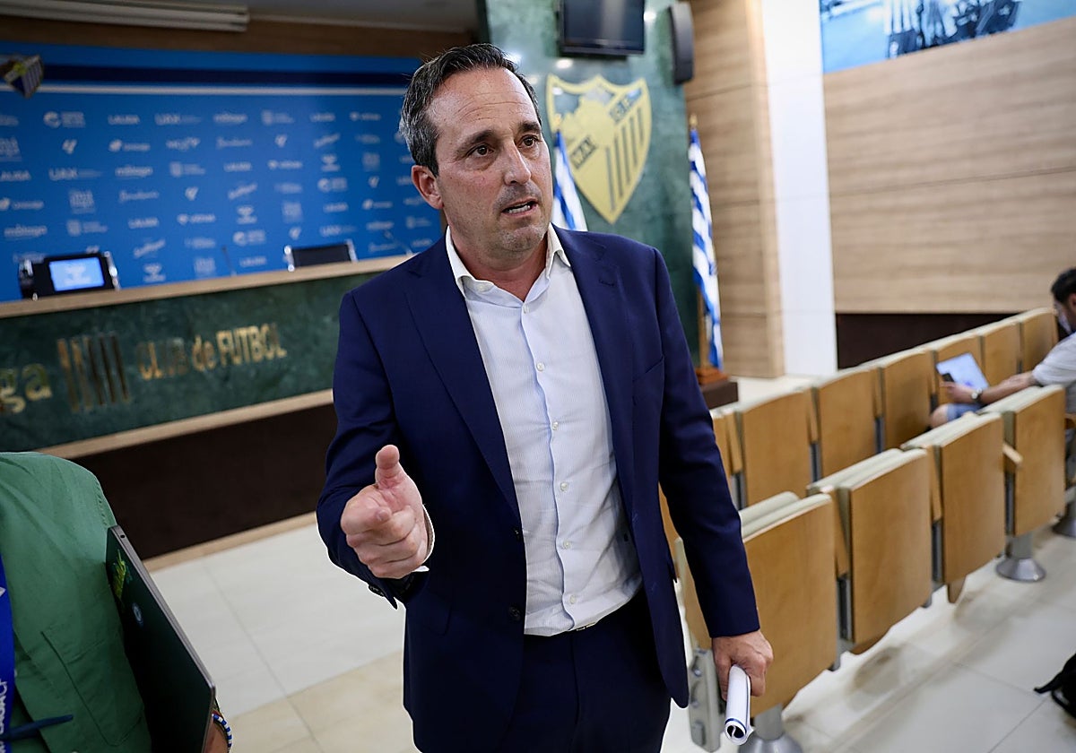Kike Pérez, saliendo de la sala de prensa tras concluir su comparecencia.