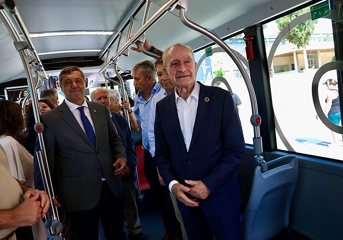 El alcalde de Málaga, Francisco De la Torre, junto con Teodomiro López, rector de la UMA, en el nuevo recorrido de la línea 25 de la EMT.