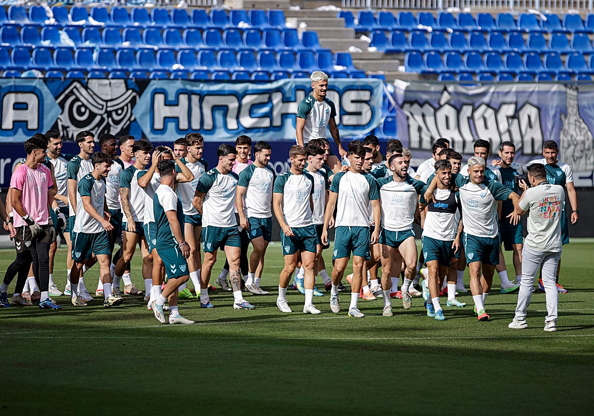 La plantilla del Málaga en uno de los últimos entrenamientos de la campaña anterior.