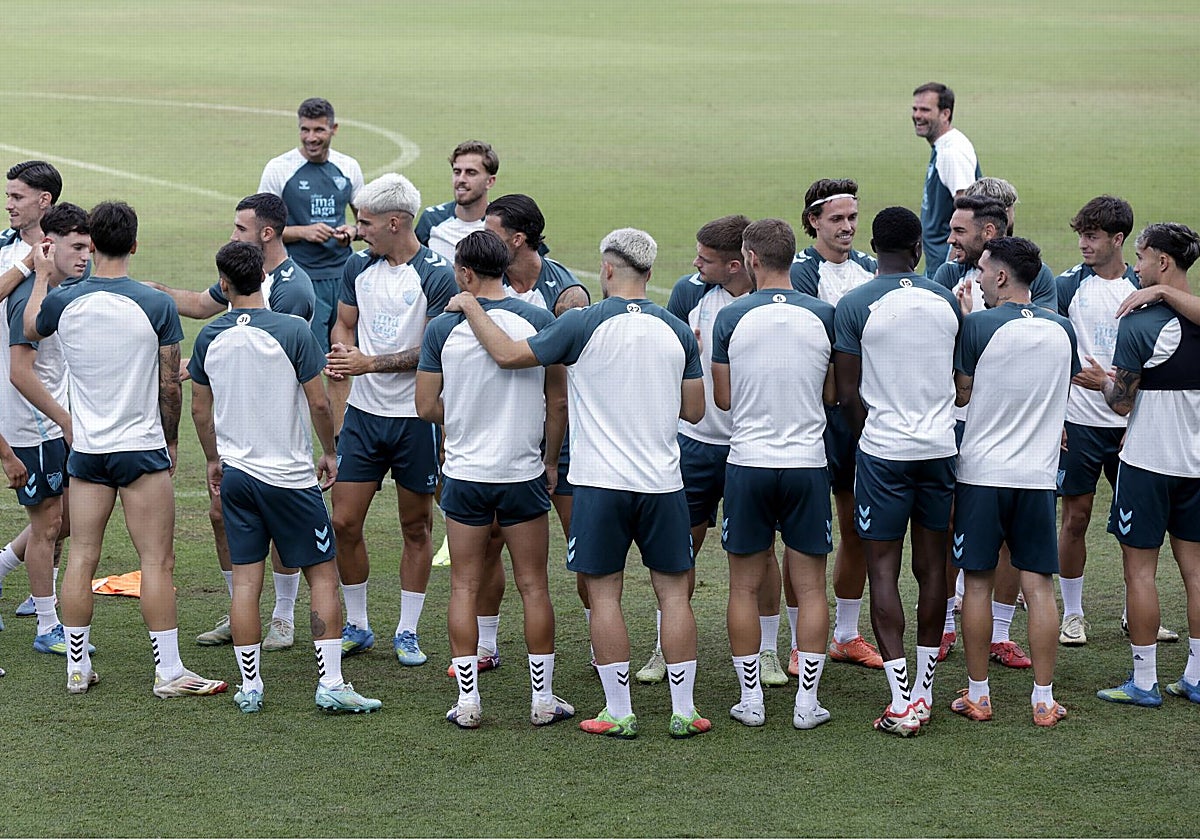 Los jugadores del Málaga y Funes, en el último entrenamiento del equipo.
