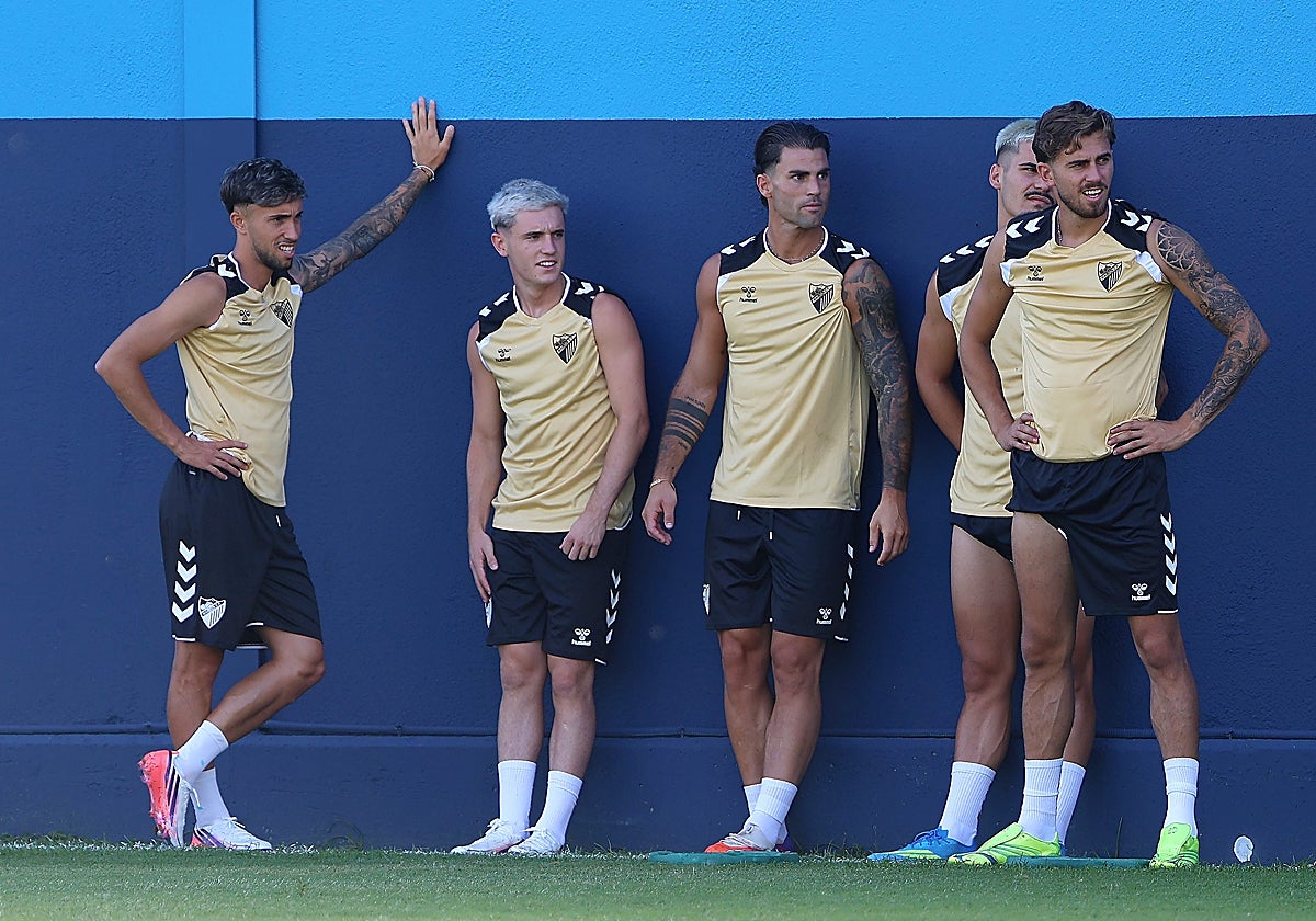 Los jugadores del Málaga en el entrenamiiento de este martes.