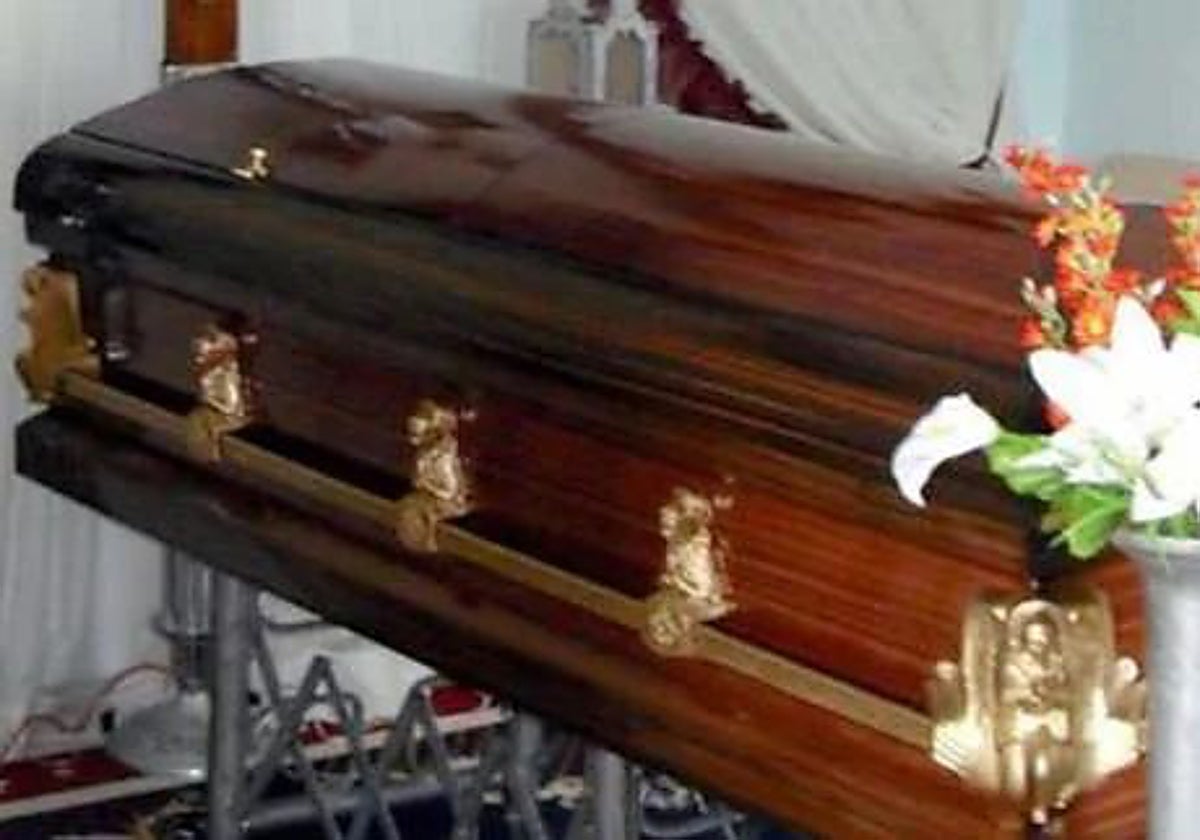 Despiden a una trabajadora de una funeraria por llevar a dos amigas a ver cómo preparaba a los fallecidos