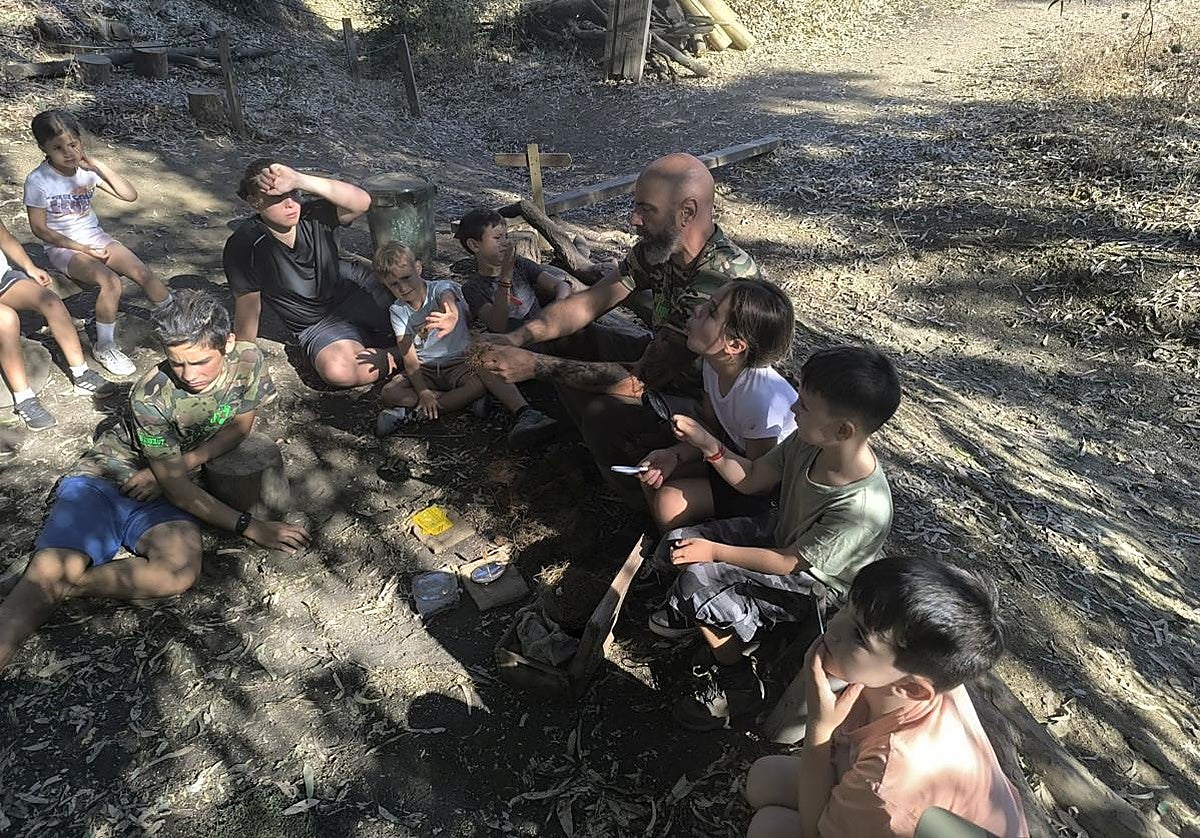 Ni móviles ni videojuegos: el campamento donde los niños aprenden a hacer fuego, construir refugios y valerse por sí mismos