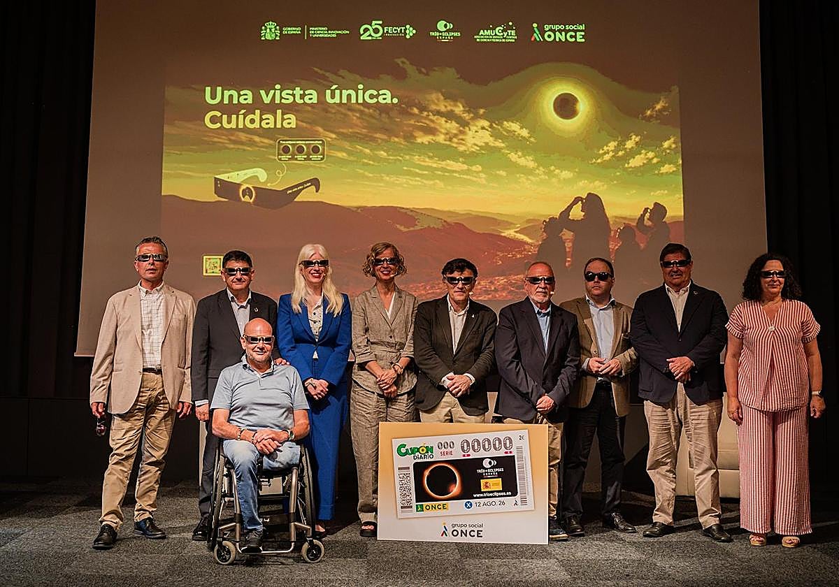 El Gobierno y la ONCE repartirán gratis dos millones de gafas seguras para ver el eclipse total de sol del 12 de agosto: dónde y cuándo conseguirlas