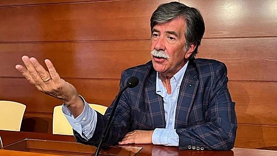 Javier Urra: «Hay que respetar a quien dice sentirse un perro, pero distinguir la moda del trastorno mental»
