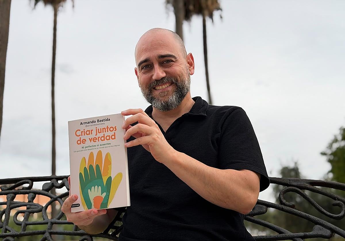 Armando Bastida posa para SUR con su último libro, 'Criar juntos de verdad'.