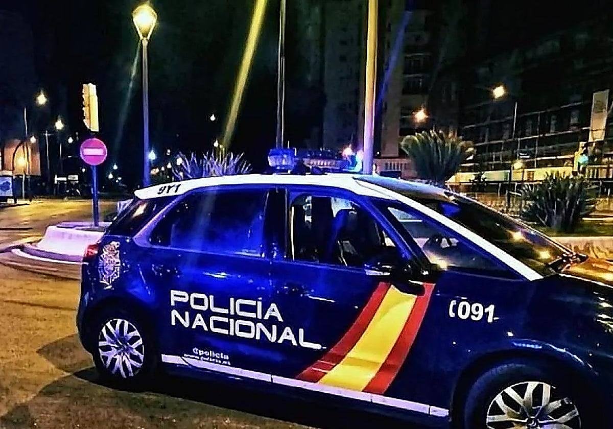 Rajan la cara a un hombre mientras esperaba en un banco para entrar a trabajar en Málaga
