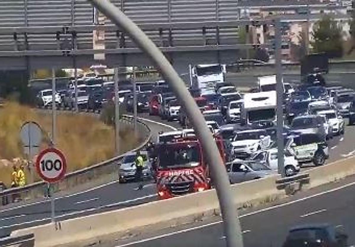 Choca contra un coche averiado y el accidente corta dos carriles de la A-7 en Málaga