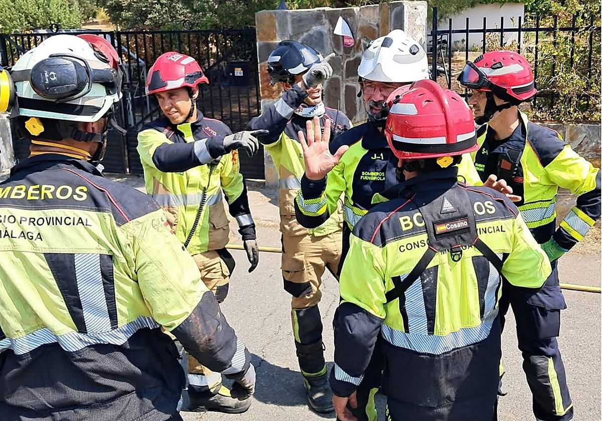 Los bomberos de Málaga en Ávila: «Lo que queremos es irnos a Zamora a seguir ayudando»