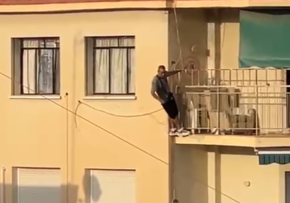 Un presunto maltratador se encarama al balcón de un quinto piso durante cuatro horas en Málaga: «¿Dónde está mi mujer? Por mis muertos que me tiro»