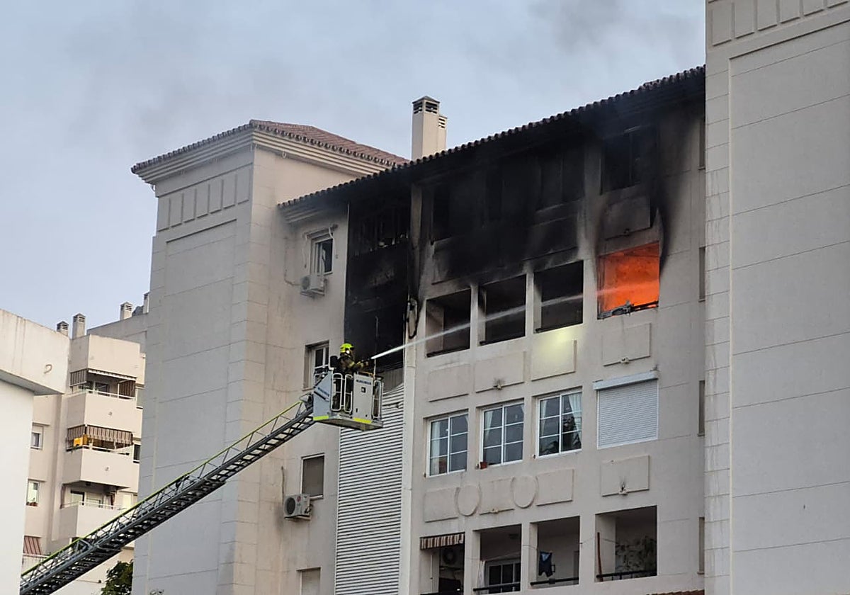 La madre en estado crítico tras el incendio de Benalmádena es evacuada a Sevilla con el 70% del cuerpo quemado