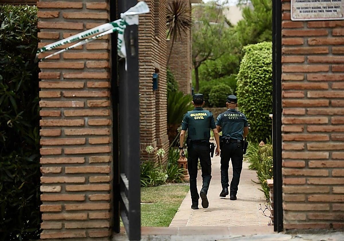 Agentes en el lugar donde se produjo el crimen.