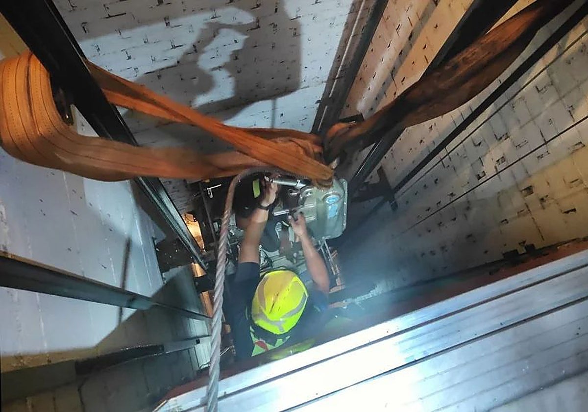 Rescatan a tres menores tras más de tres horas atrapados en un ascensor en Marbella