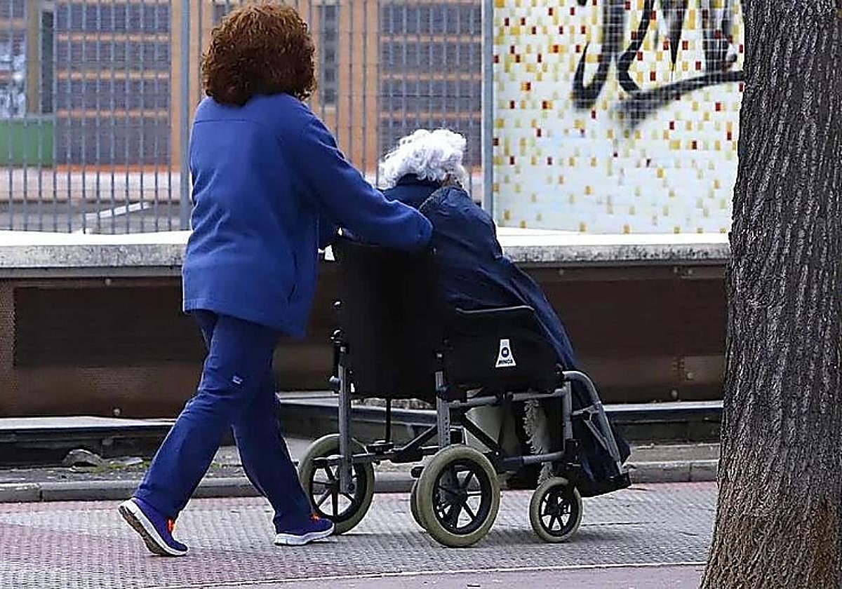 Una mujer se enfrenta a dos años de cárcel por estafar a su vecina de 82 años