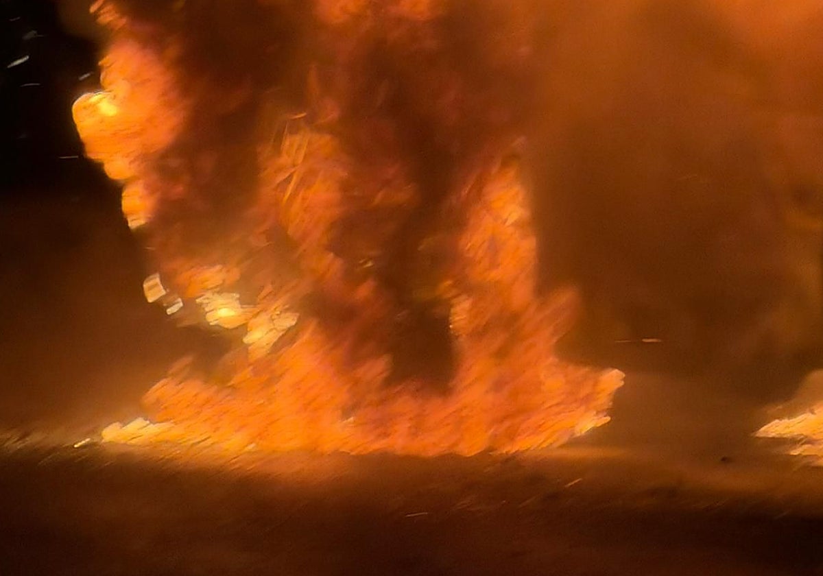 Dos vehículos quemados y varias motos dañadas tras un aparatoso incendio en Mijas Costa