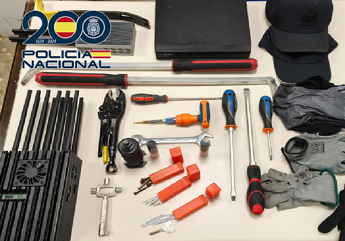 Destornilladores, palanquetas o un inhibidor muy potente: el arsenal de tres ladrones pillados in fraganti en Cruz de Humilladero