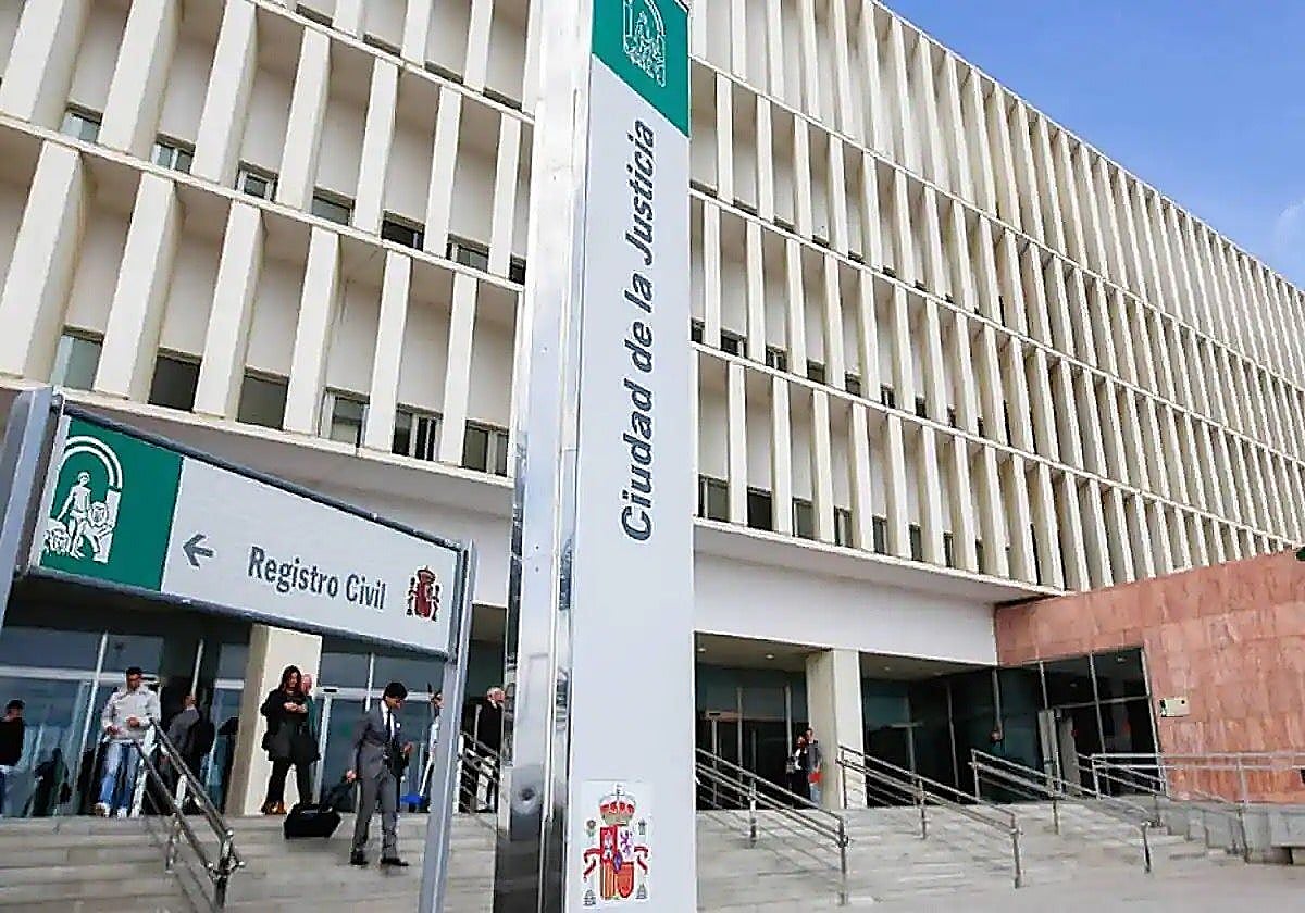 Abusa de una menor tras acorralarla en un ascensor: pena de prisión para un hostelero de Málaga