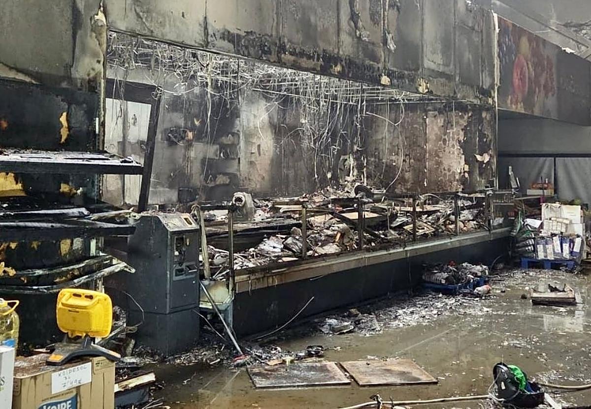 Aparatoso incendio en una nave industrial en Coín