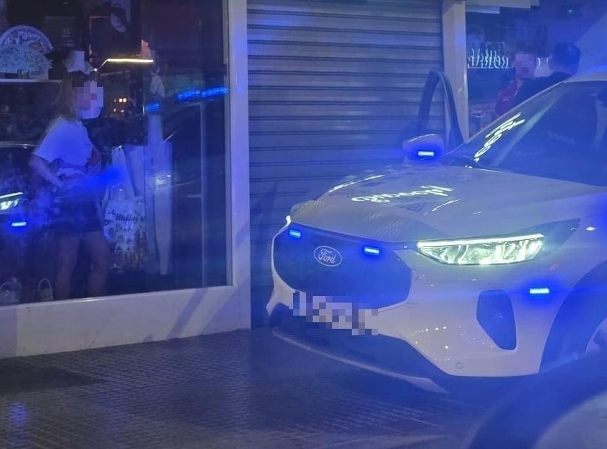 Curiosa intervención policial: rescatan a una mujer tras quedarse encerrada en una tienda de Mármoles