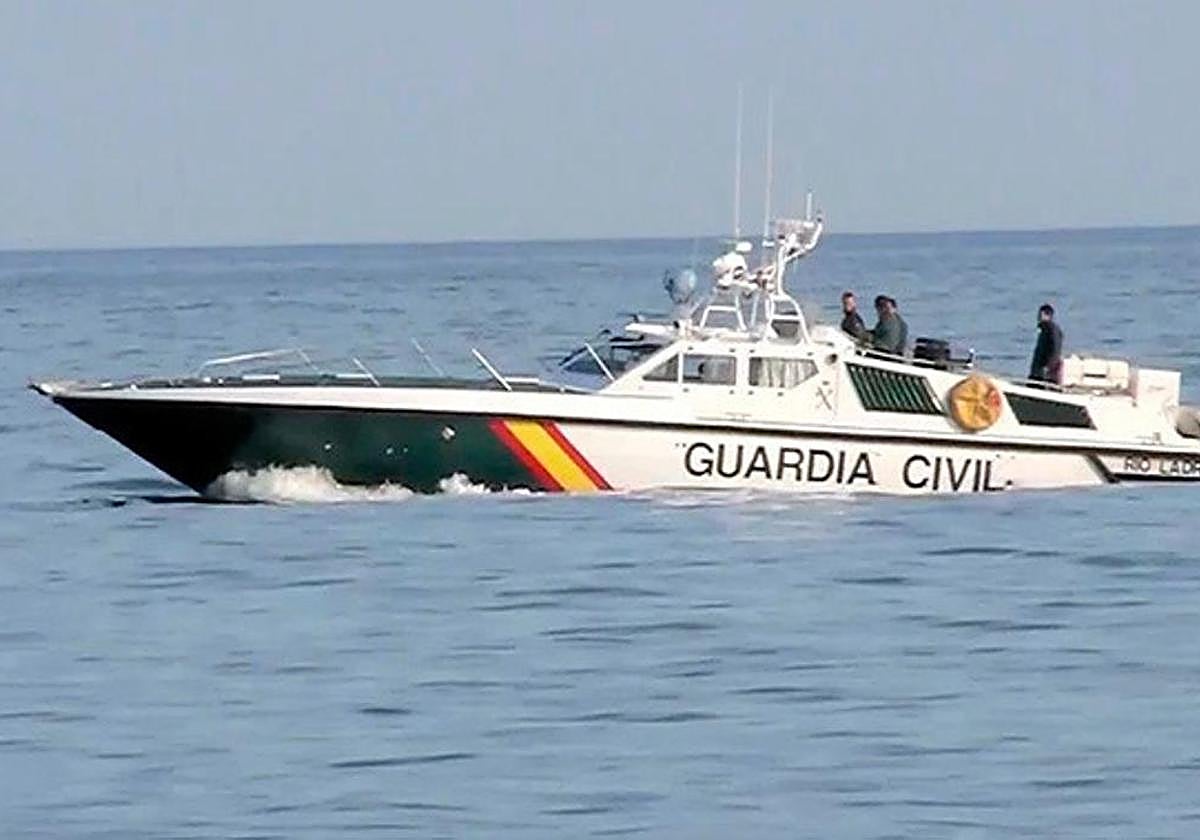 Hallan los cadáveres de dos jóvenes con neopreno y flotador en las costas de Málaga