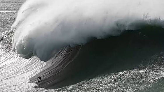 El malagueño Alberto Truncer gana el Big Wave Award 2026 por la ola que surfeó en Nazaré