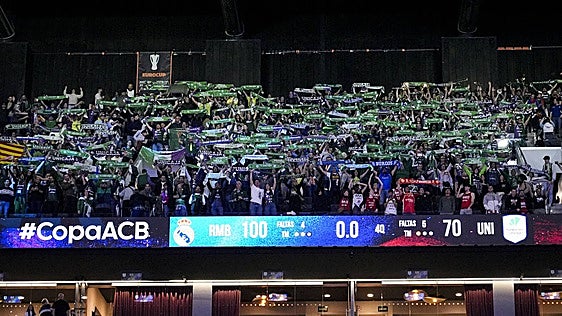 Aficionados del Unicaja en la Copa de Valencia.