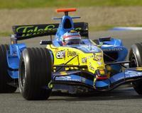 Barrichello se cuela entre los Renault de Kovalainen y Alonso en Montmeló