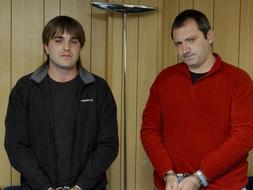 Los etarras Urtzi García Montero y Iñaki Lizundia Álvarez tras su llegada a Barajas. /EFE