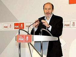 El ministro del Interior, Alfredo Pérez Rubalcaba, durante su intervención en la comida navideña que ha organizado el PSOE de Albacete. /EFE