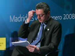 Alberto Ruiz-Gallardón parece pensativo durante su ponencia en el I Foro Anual de la Alianza de Civilizaciones. /AFP