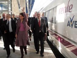La ministra de Fomento, Magdalena Álvarez, ha realizado un trayecto en pruebas de la línea del AVE a Barcelona. /EFE