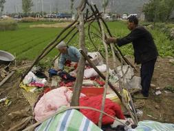 Los supervivientes buscan refugio mientras se reparte la ayuda humanitaria. /REUTERS