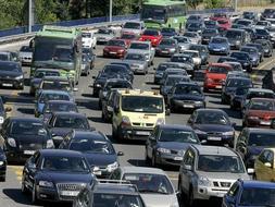 La 'operación salida' de vacaciones de verano ha comenzado con los atascos normales de un viernes en las salidas de las grandes ciudades. /EFE
