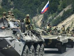 Los tanques rusos avanzan por a carretara de Tskhinvali hacia la capital de Osetia del Sur./ EFE