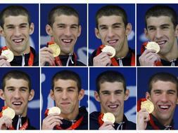 No, no es el fotomatón, ni el mismo día. Es Michael Phelps mostrando cada una de sus doradas medallas en el día en que las consiguió. /AP