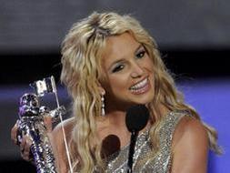Britney exhibe su premio MTV al mejor vídeo pop. /AP